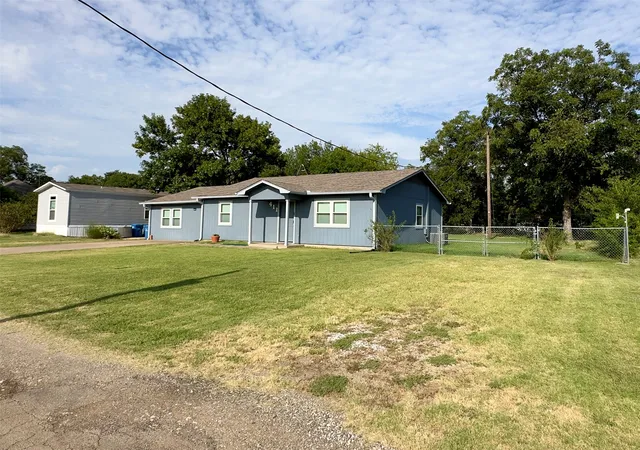 Photo 3 of Single family home for sale at 411 Mill St, Cumby, TX 75433 | MLS# 21366369 | Listing updated on 2026-08-23