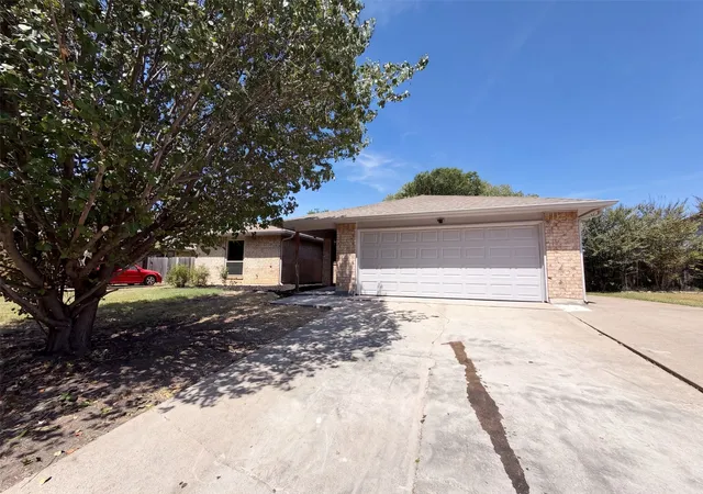 Photo 1 of Single family home for sale at 220 Grand Meadow Dr, Fort Worth, TX 76108 | MLS# 21365190 | Listing updated on 2026-10-09