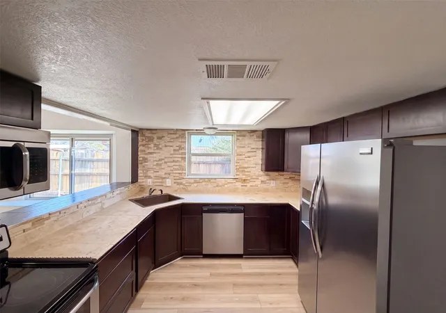 Photo 2 of Single family home for sale at 220 Grand Meadow Dr, Fort Worth, TX 76108 | MLS# 21365190 | Listing updated on 2026-10-09
