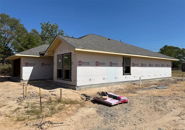 Photo 2 of Single family home for sale at 129 Westview Westview Dr, Gun Barrel City, TX 75156 | MLS# 21366300 | Listing updated on 2026-08-21