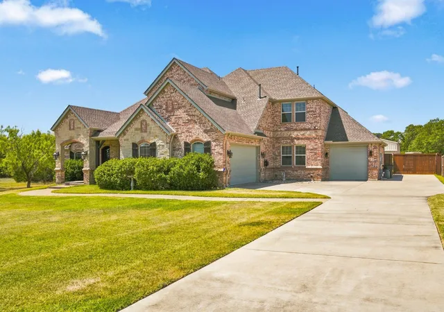 Photo 1 of Sale Pending at 911 Tate St, Mansfield, TX 76063 | MLS# 21366365 | Listing updated on 2026-09-02