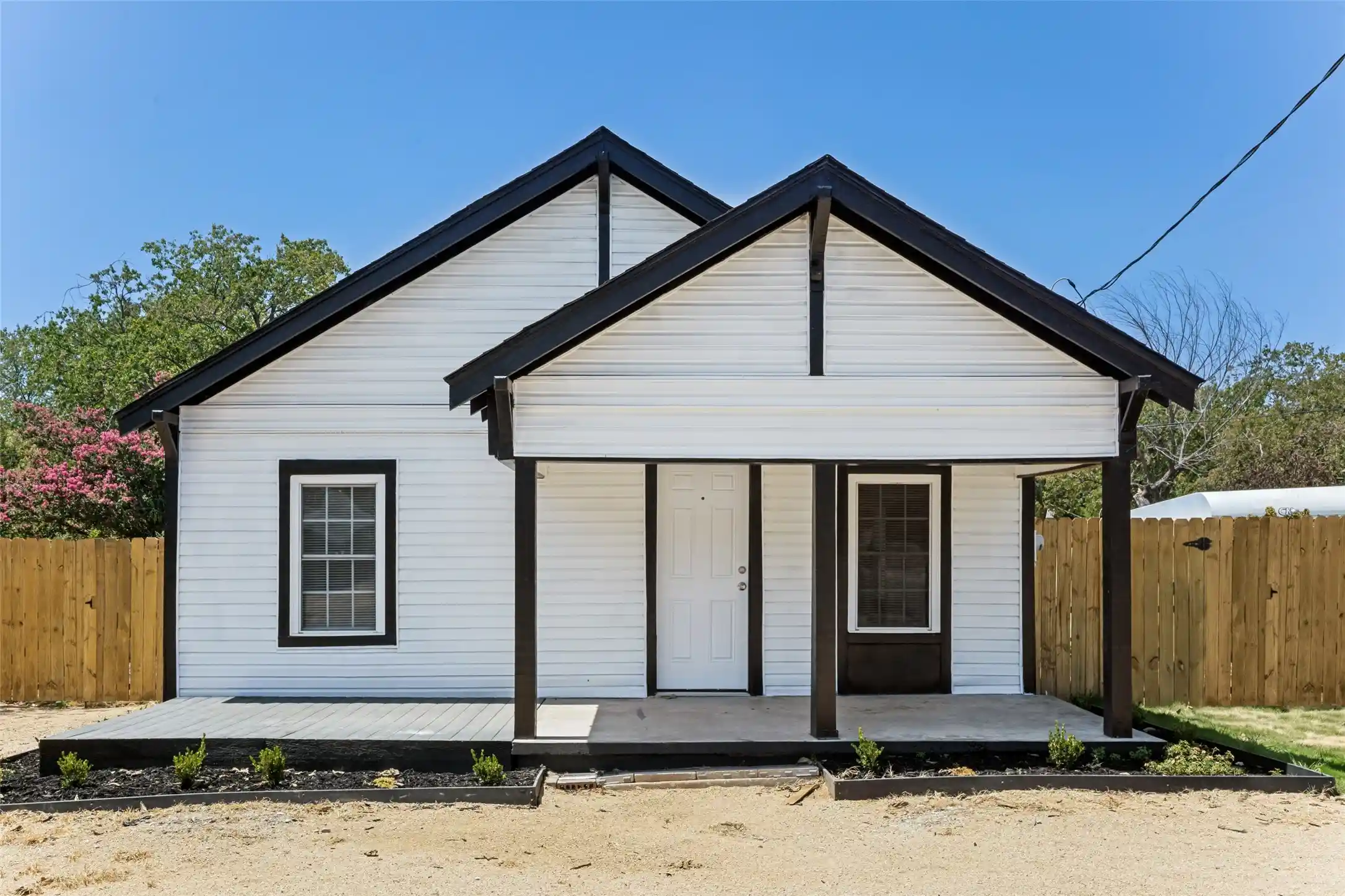 Photo 1 of Single family home for sale at 419 N Crawford St, Denton, TX 76209 | MLS# 21365002 | Listing updated on 2026-10-29
