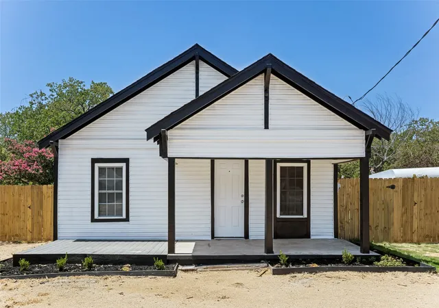 Photo 1 of Single family home for sale at 419 N Crawford St, Denton, TX 76209 | MLS# 21365002 | Listing updated on 2026-10-08