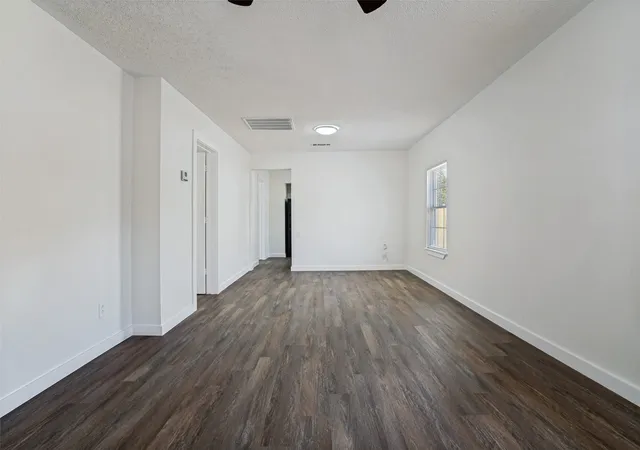 Photo 4 of Single family home for sale at 419 N Crawford St, Denton, TX 76209 | MLS# 21365002 | Listing updated on 2026-10-08