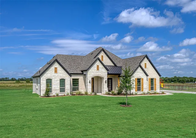 Photo 2 of Single family home for sale at 101 Jasper Ln, Van Alstyne, TX 75495 | MLS# 21365470 | Listing updated on 2026-08-23