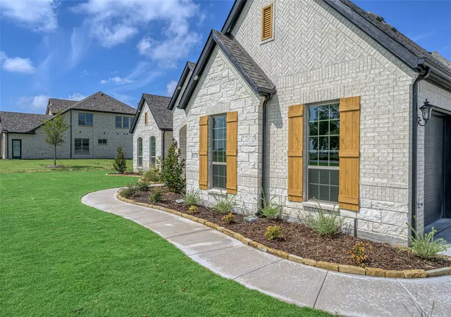Photo 4 of Single family home for sale at 101 Jasper Ln, Van Alstyne, TX 75495 | MLS# 21365470 | Listing updated on 2026-10-06
