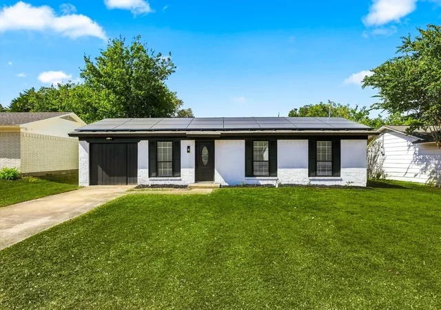 Photo 1 of Single family home for sale at 865 Stanford Dr, Lancaster, TX 75134 | MLS# 21363798 | Listing updated on 2026-08-22