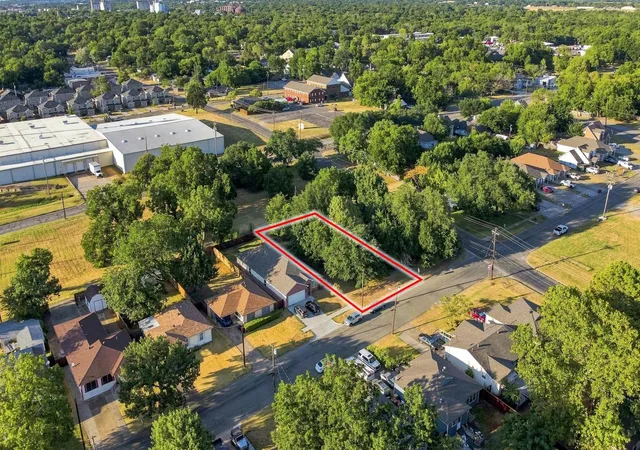Photo 4 of Sale Pending at 203 W Wilson Ave, Sherman, TX 75090 | MLS# 21366469 | Listing updated on 2026-10-07