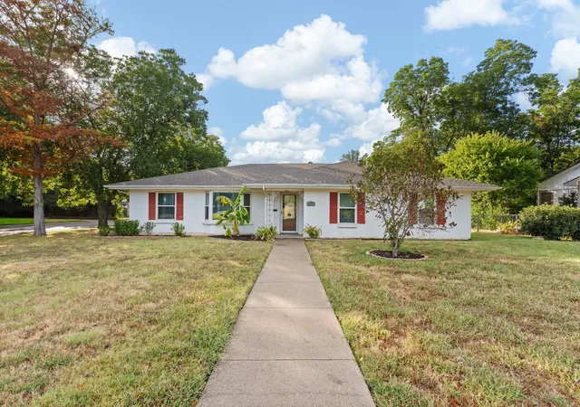 Photo 1 of Single family home for sale at 1227 Hilltop Dr, Cleburne, TX 76033 | MLS# 21365609 | Listing updated on 2026-08-22