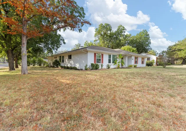 Photo 2 of Single family home for sale at 1227 Hilltop Dr, Cleburne, TX 76033 | MLS# 21365609 | Listing updated on 2026-08-22