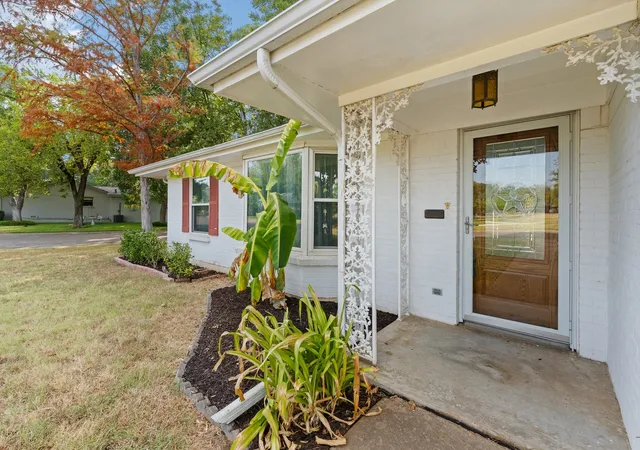 Photo 3 of Single family home for sale at 1227 Hilltop Dr, Cleburne, TX 76033 | MLS# 21365609 | Listing updated on 2026-08-22