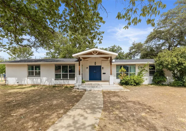 Photo 3 of Single family home for sale at 2006 11th St, Brownwood, TX 76801 | MLS# 21366528 | Listing updated on 2026-08-22