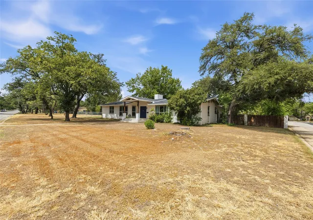 Photo 3 of Single family home for sale at 2006 11Th St, Brownwood, TX 76801 | MLS# 21366528 | Listing updated on 2026-08-22