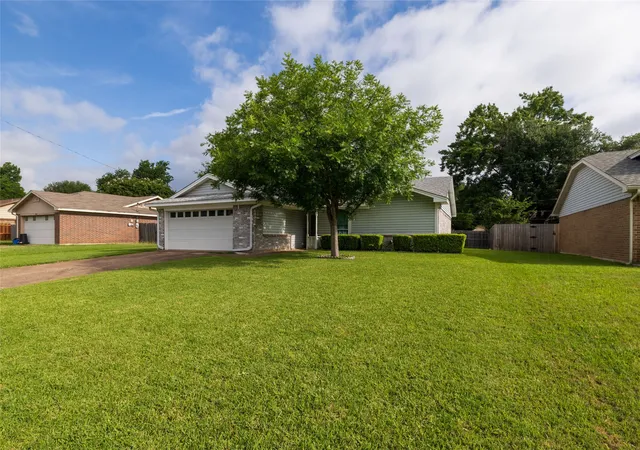 Photo 3 of Single family home for sale at 1309 Mercedes St, Benbrook, TX 76126 | MLS# 21366134 | Listing updated on 2026-08-22