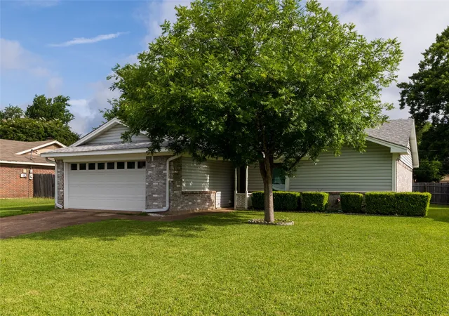 Photo 4 of Single family home for sale at 1309 Mercedes St, Benbrook, TX 76126 | MLS# 21366134 | Listing updated on 2026-08-22