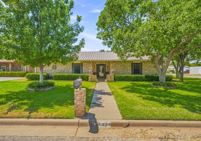 Photo 2 of Single family home for sale at 1420 Green St, Graham, TX 76450 | MLS# 21366553 | Listing updated on 2026-09-29