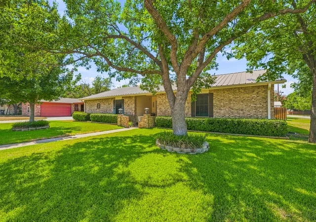 Photo 3 of Single family home for sale at 1420 Green St, Graham, TX 76450 | MLS# 21366553 | Listing updated on 2026-09-29