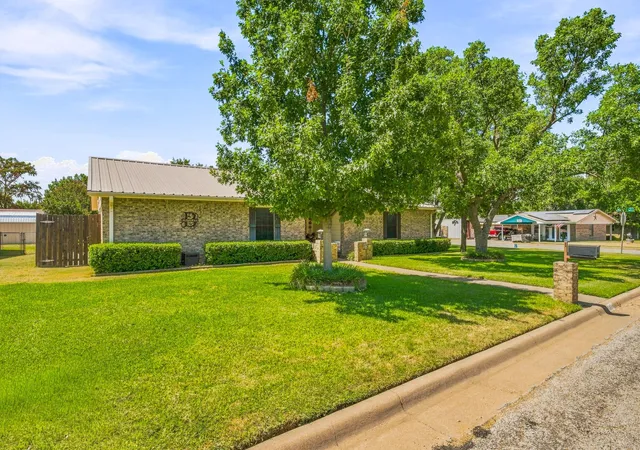 Photo 3 of Single family home for sale at 1420 Green St, Graham, TX 76450 | MLS# 21366553 | Listing updated on 2026-09-29