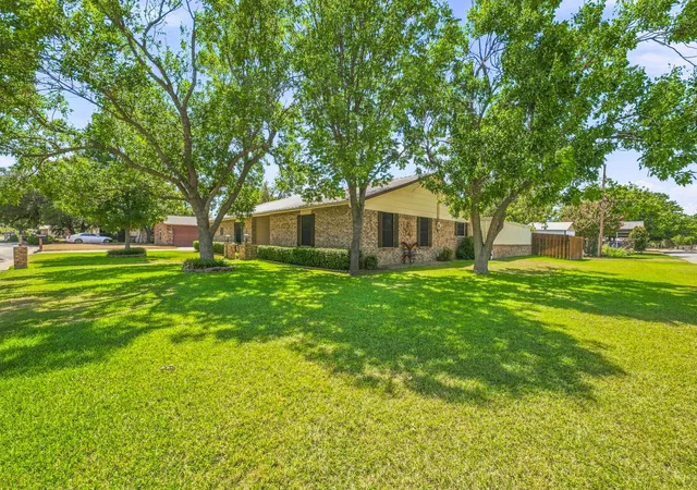 Photo 4 of Single family home for sale at 1420 Green St, Graham, TX 76450 | MLS# 21366553 | Listing updated on 2026-09-29