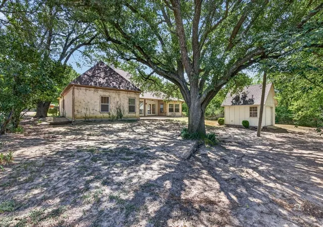 Photo 3 of Single family home for sale at 1400 Lewis Dr, Kaufman, TX 75142 | MLS# 21354106 | Listing updated on 2026-08-22