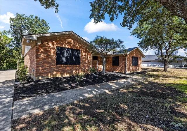 Photo 1 of Single family home for sale at 909 Robertson Rd, Grand Prairie, TX 75050 | MLS# 21366574 | Listing updated on 2026-08-29