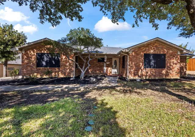 Photo 2 of Single family home for sale at 909 Robertson Rd, Grand Prairie, TX 75050 | MLS# 21366574 | Listing updated on 2026-08-29