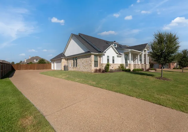Photo 4 of Sale Pending at 612 Sienna Bend Trl, Mc Gregor, TX 76657 | MLS# 21365275 | Listing updated on 2026-08-28