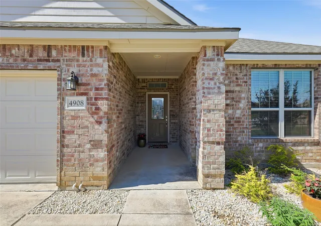 Photo 2 of Single family home for sale at 4908 Lake Park Dr, Sanger, TX 76266 | MLS# 21366738 | Listing updated on 2026-08-27