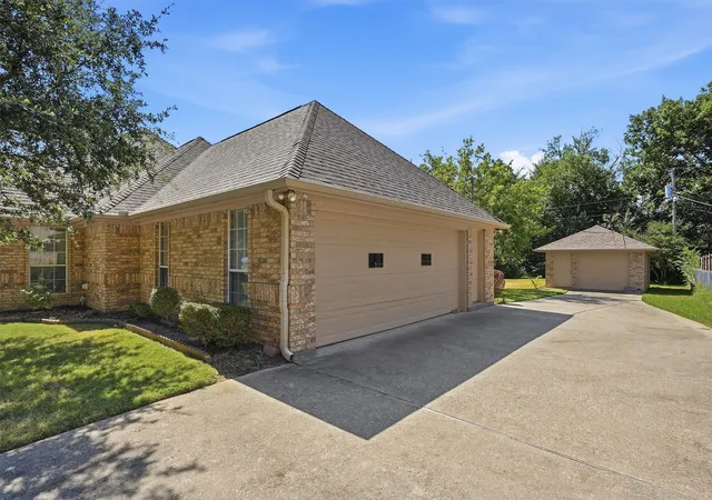 Photo 3 of Single family home for sale at 2416 Jolinda Ln, Whitesboro, TX 76273 | MLS# 21357453 | Listing updated on 2026-08-30