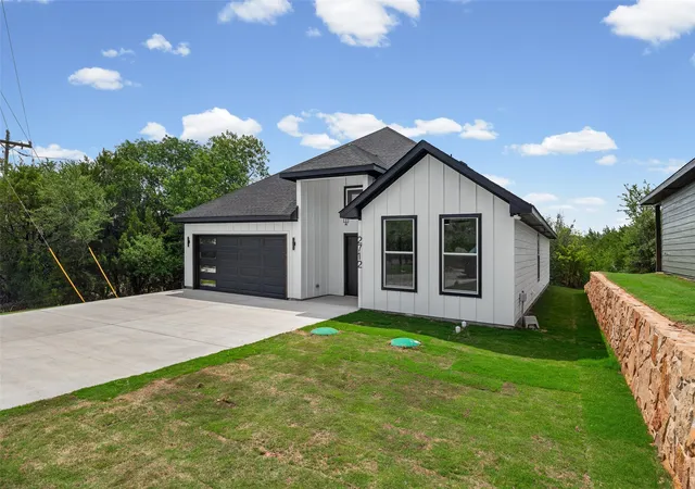 Photo 2 of Single family home for sale at 2712 Steepleridge Cir, Granbury, TX 76048 | MLS# 21366754 | Listing updated on 2026-08-31