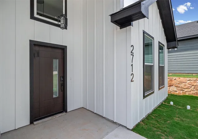 Photo 3 of Single family home for sale at 2712 Steepleridge Cir, Granbury, TX 76048 | MLS# 21366754 | Listing updated on 2026-08-31