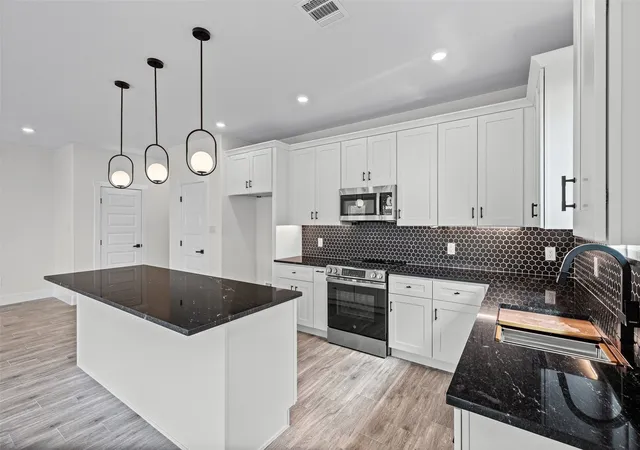 Photo 3 of Single family home for sale at 2712 Steepleridge Cir, Granbury, TX 76048 | MLS# 21366754 | Listing updated on 2026-08-31