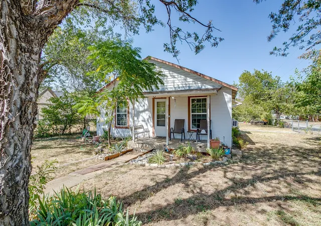 Photo 1 of Single family home for sale at 3300 31st St, Fort Worth, TX 76106 | MLS# 21365793 | Listing updated on 2026-08-22