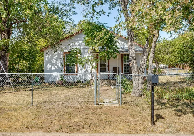 Photo 2 of Single family home for sale at 3300 31st St, Fort Worth, TX 76106 | MLS# 21365793 | Listing updated on 2026-08-22