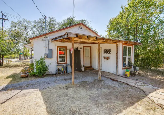 Photo 3 of Single family home for sale at 3300 31st St, Fort Worth, TX 76106 | MLS# 21365793 | Listing updated on 2026-08-22