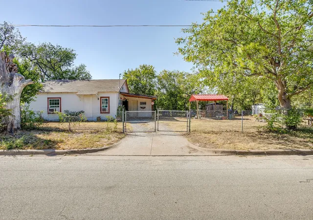 Photo 3 of Sale Pending at 3300 31St St, Fort Worth, TX 76106 | MLS# 21365793 | Listing updated on 2026-10-07