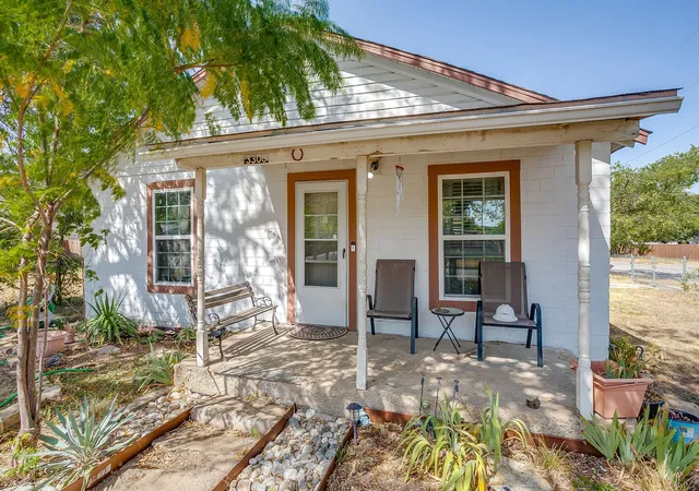 Photo 4 of Sale Pending at 3300 31St St, Fort Worth, TX 76106 | MLS# 21365793 | Listing updated on 2026-10-07