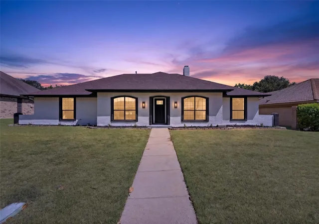 Photo 2 of Sale Pending at 319 Hummingbird Ln, Duncanville, TX 75137 | MLS# 21366618 | Listing updated on 2026-09-03