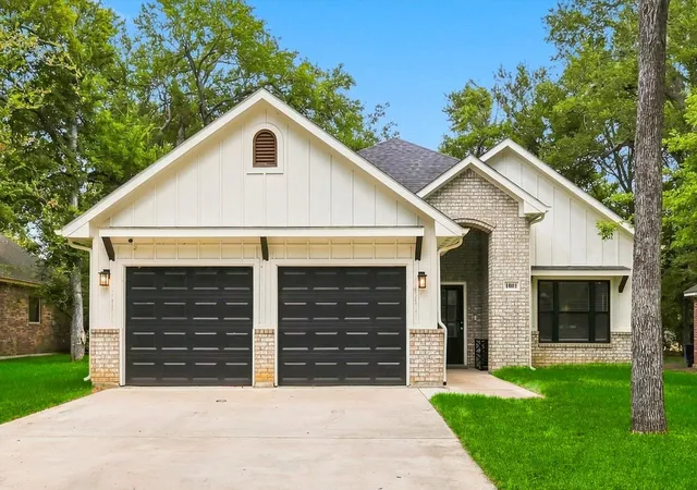 Photo 1 of Single family home for sale at 1001 Oak Valley Rd, Burleson, TX 76028 | MLS# 21362449 | Listing updated on 2026-08-22