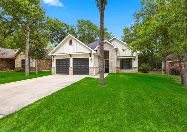 Photo 2 of Single family home for sale at 1001 Oak Valley Rd, Burleson, TX 76028 | MLS# 21362449 | Listing updated on 2026-08-22