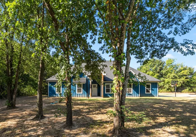 Photo 1 of Single family home for sale at 914 Pin Oak St, Trinidad, TX 75163 | MLS# 21366120 | Listing updated on 2026-08-22