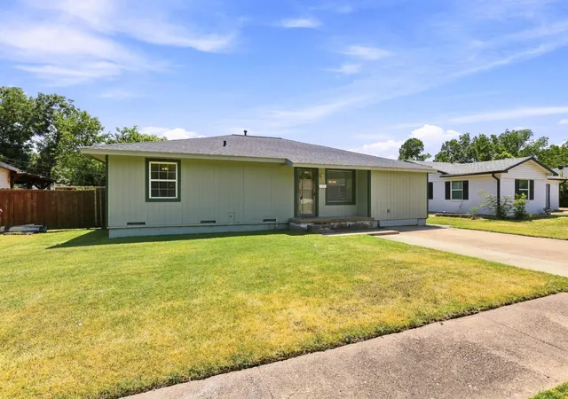 Photo 1 of Single family home for sale at 117 Leslie St, Bonham, TX 75418 | MLS# 21366852 | Listing updated on 2026-09-25