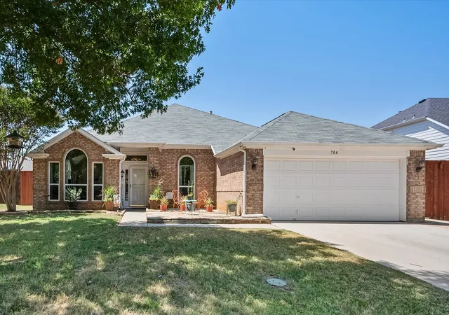 Photo 1 of Single family home for sale at 704 Oakridge Dr, Lake Dallas, TX 75065 | MLS# 21361819 | Listing updated on 2026-08-30