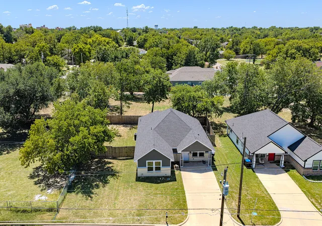 Photo 3 of Single family home for sale at 3055 Silver St, Greenville, TX 75401 | MLS# 21361227 | Listing updated on 2026-08-28
