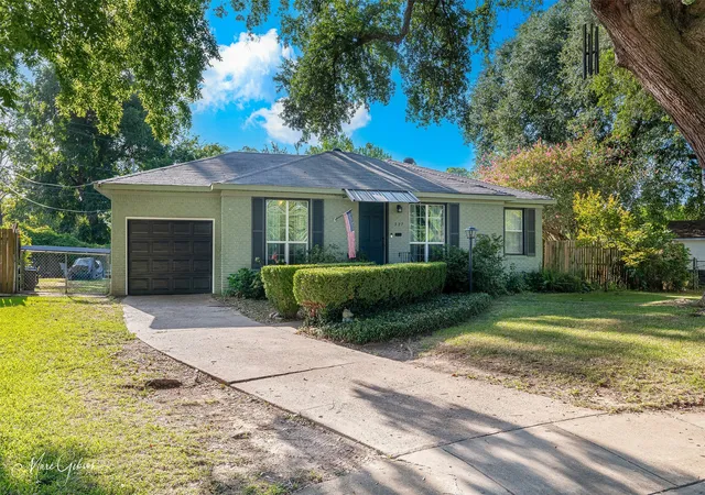 Photo 2 of Single family home for sale at 327 Mccormick St, Shreveport, LA 71104 | MLS# 21361119 | Listing updated on 2026-08-22
