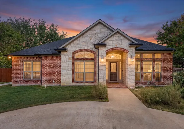 Photo 1 of Single family home for sale at 1010 Williams St, Ennis, TX 75119 | MLS# 21354624 | Listing updated on 2026-08-22