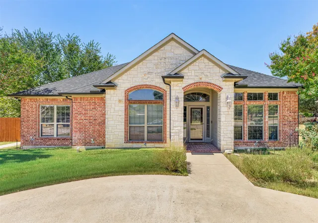 Photo 2 of Single family home for sale at 1010 Williams St, Ennis, TX 75119 | MLS# 21354624 | Listing updated on 2026-08-22