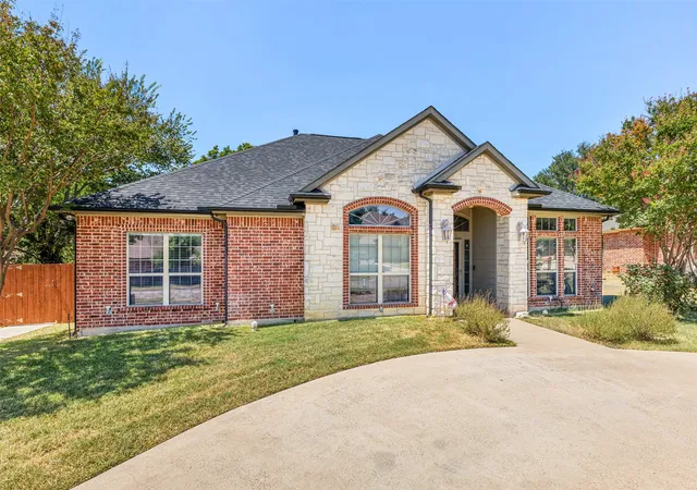 Photo 3 of Single family home for sale at 1010 Williams St, Ennis, TX 75119 | MLS# 21354624 | Listing updated on 2026-08-22
