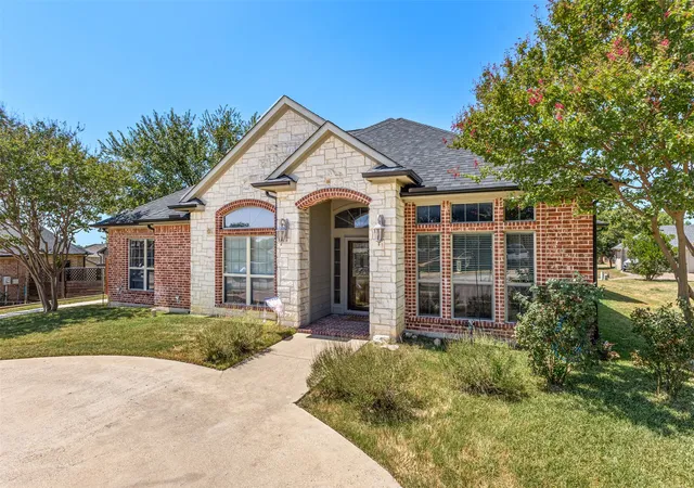 Photo 3 of Single family home for sale at 1010 Williams St, Ennis, TX 75119 | MLS# 21354624 | Listing updated on 2026-08-22