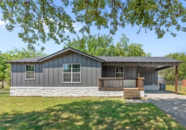 Photo 1 of Single family home for sale at 417 N Birch St, Springtown, TX 76082 | MLS# 21364605 | Listing updated on 2026-08-29